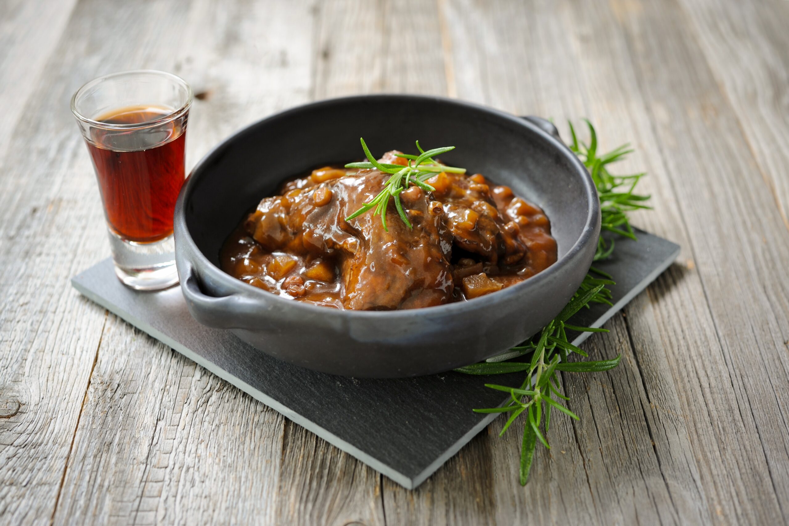 Fleischzubereitungen - Kaninchen mit Portwein